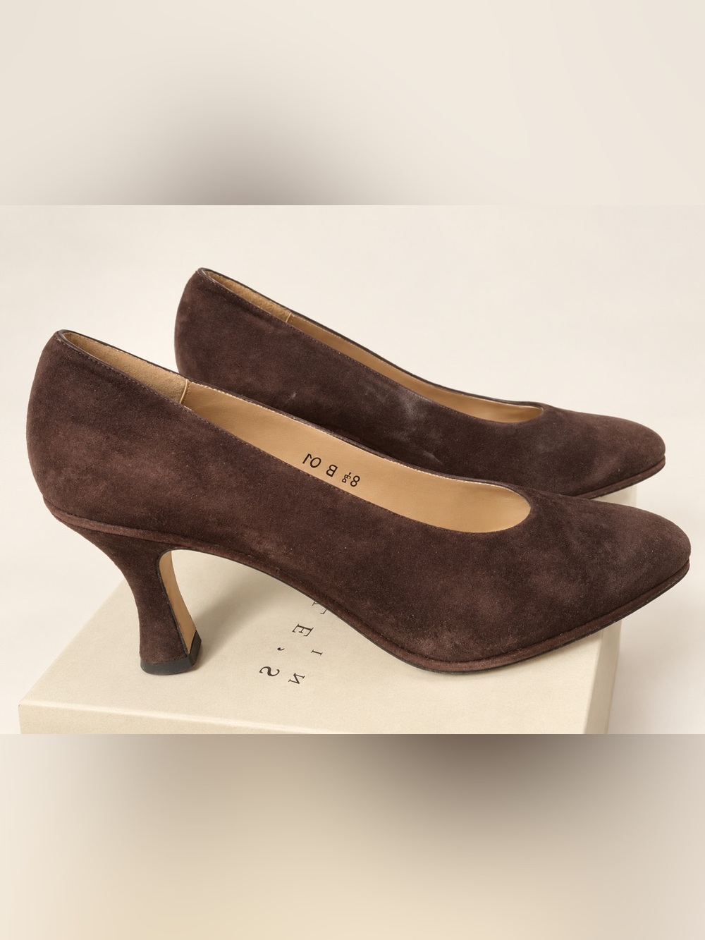Bloomingdales Spain original 1980’s Classic Women's Brown Suede Pumps